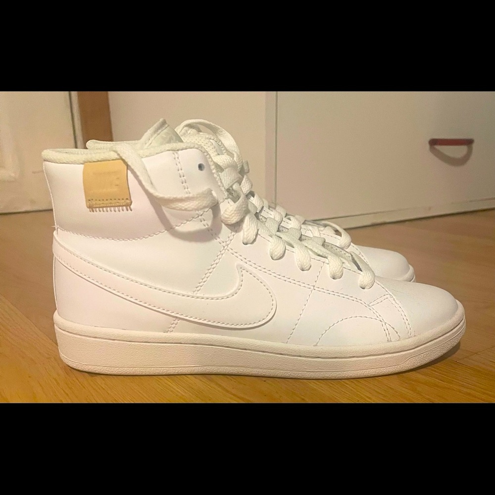 Womens Nikes size 7